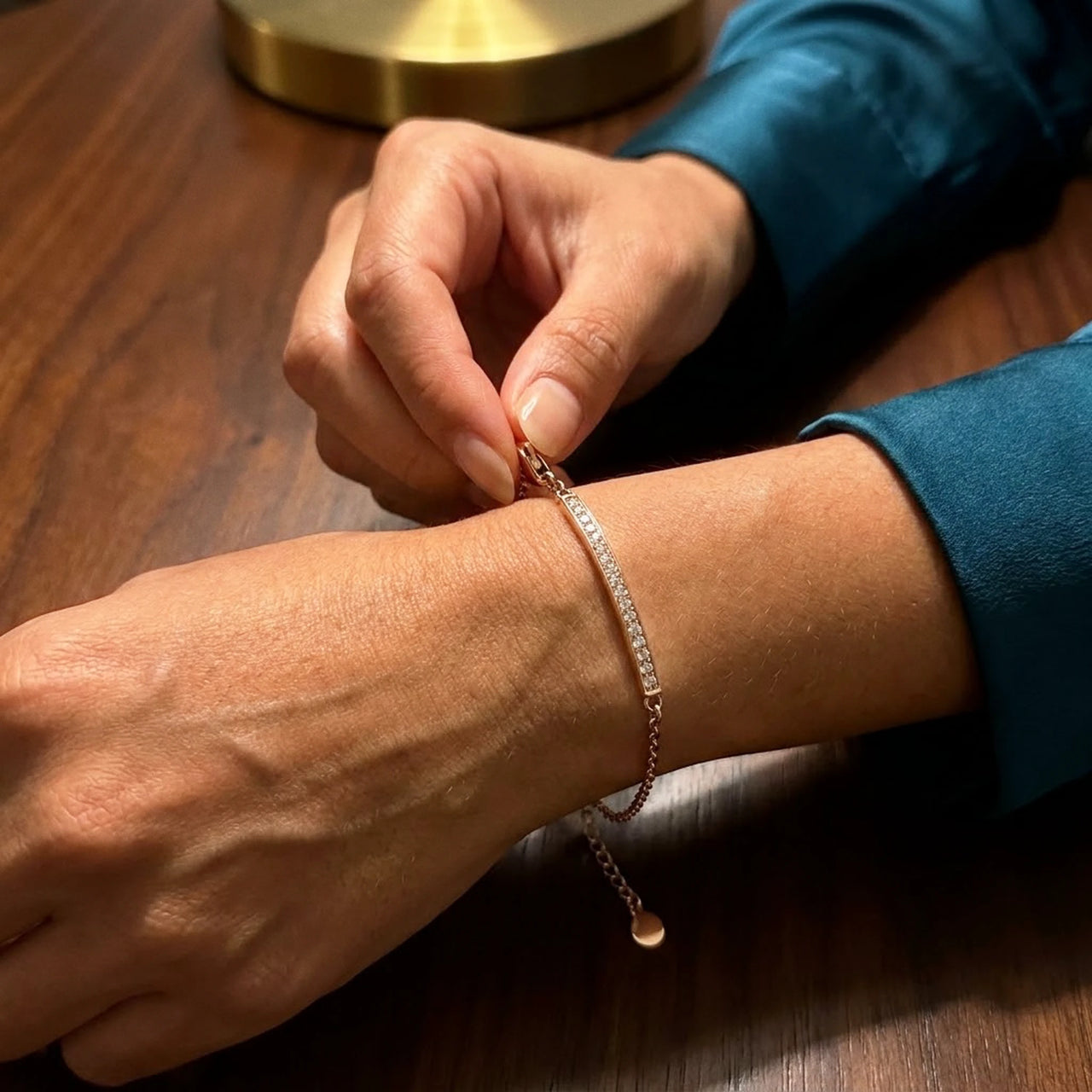 Reglage de la chaine d'extension du Crystal Bar Bracelet au poignet