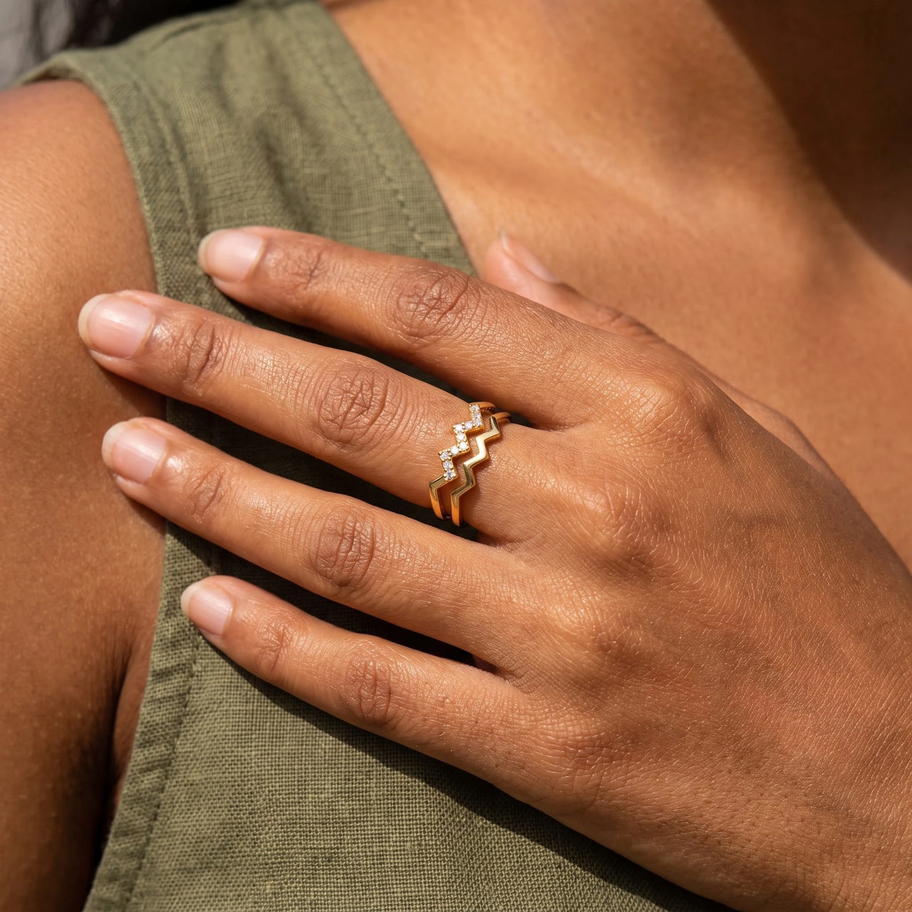 Close-up of the Zigzag ring in gold worn | SKU: lezigzag