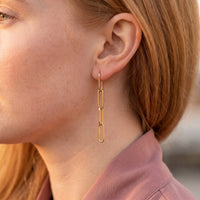 Thumbnail for Paperclip earrings — close-up of the details, gold | SKU: lespendantes