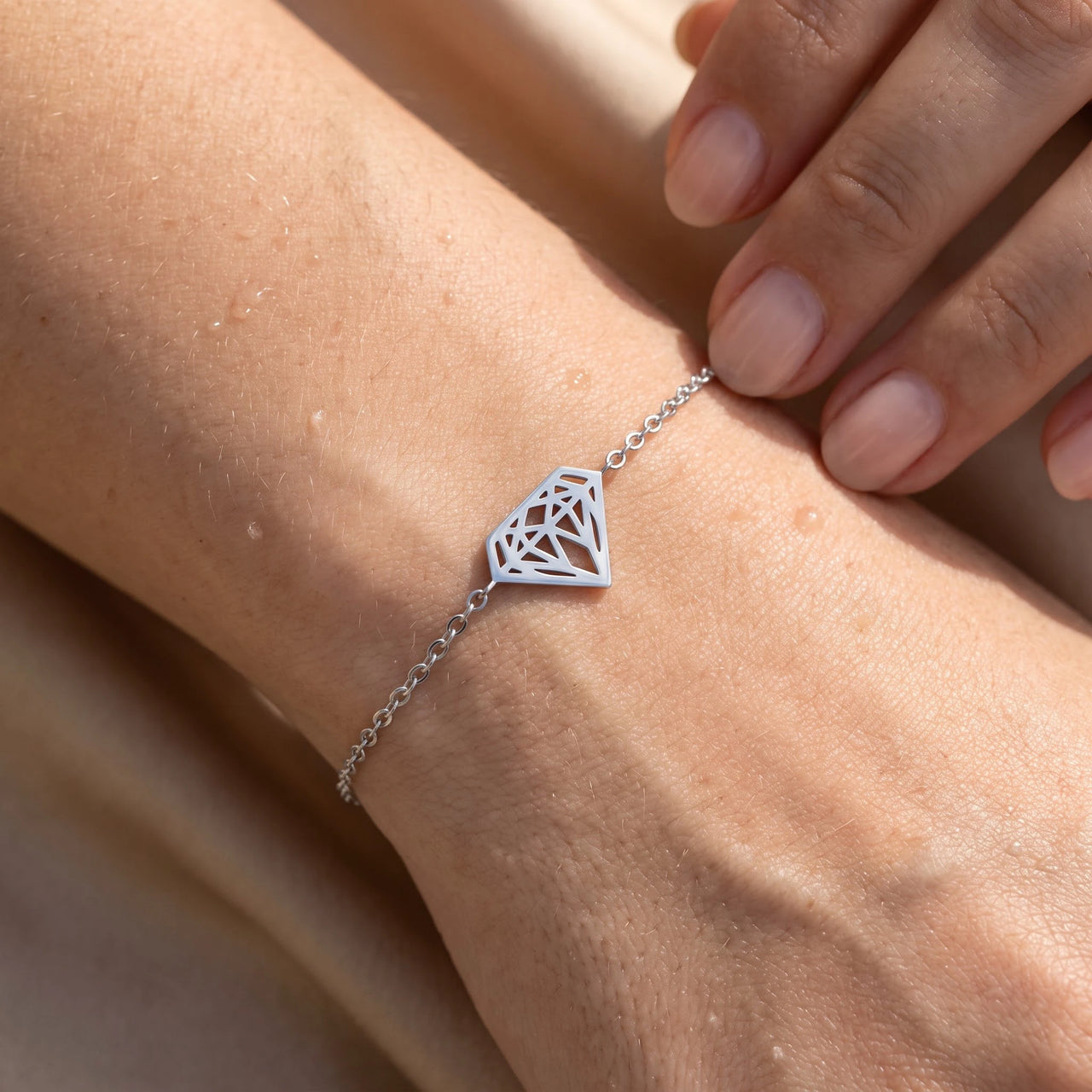 Diamond shape bracelet — close-up of the details, silver | SKU: 11662607-white-gold