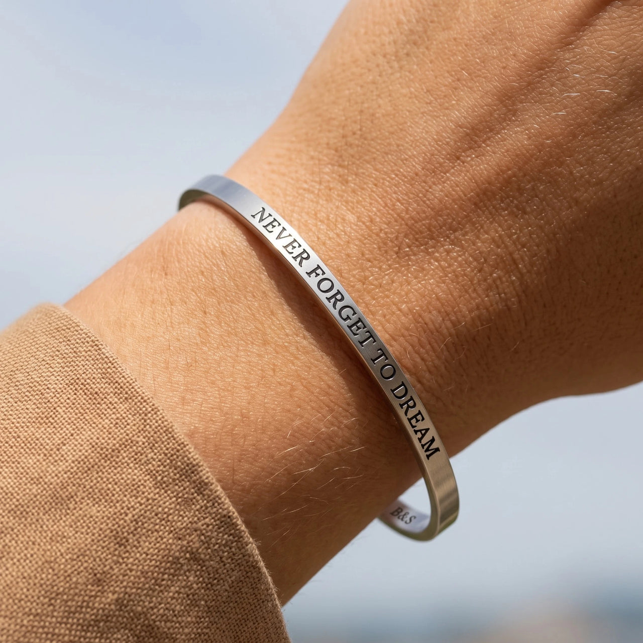 Graduation gift for her — close-up of the details, silver | SKU: nftd-wg