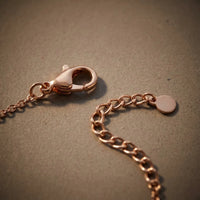 Thumbnail for Gros plan du fermoir mousqueton et de la chaine d'extension du Crystal Bar Bracelet or rose