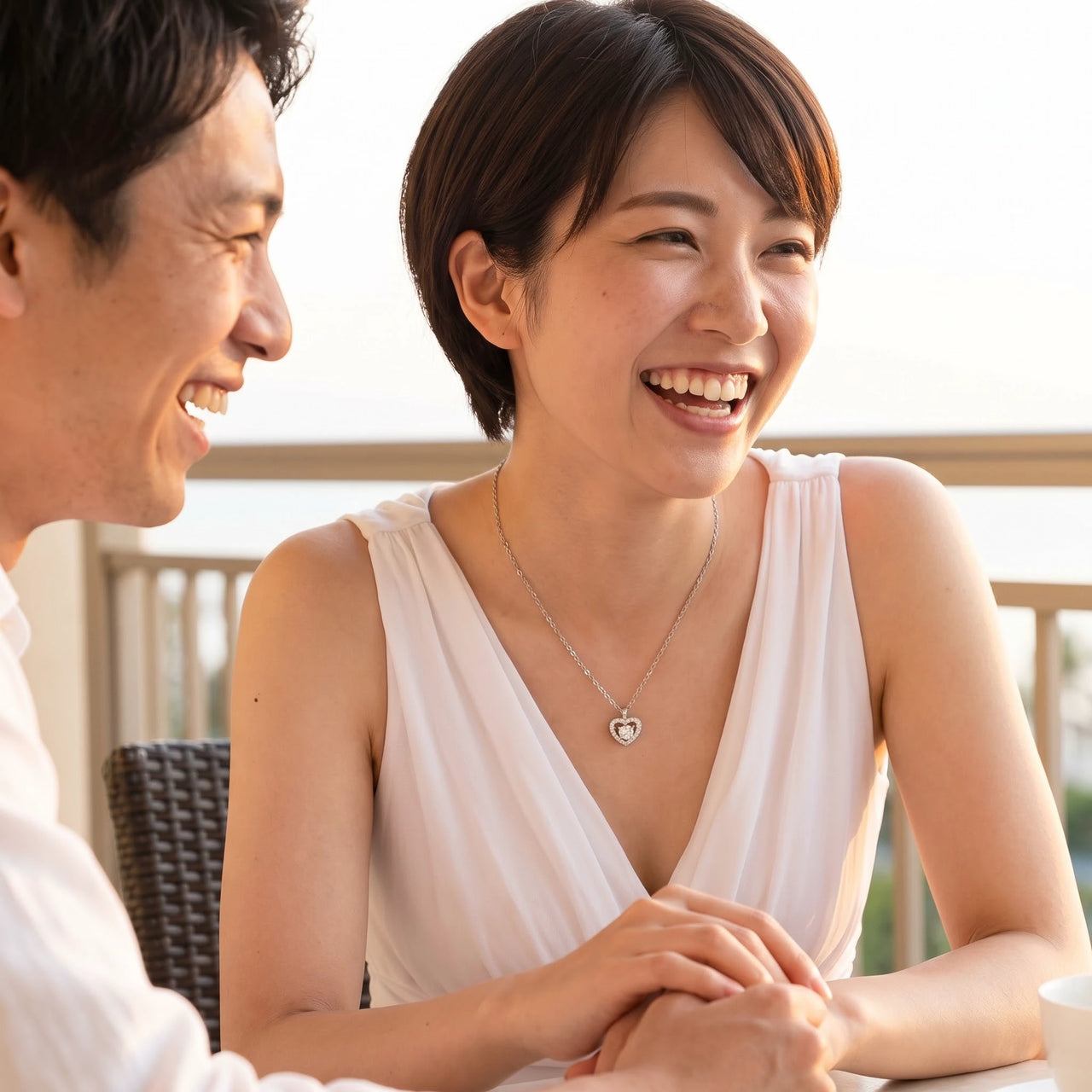 A couple on a date, she wears the silver necklace | SKU: 505744