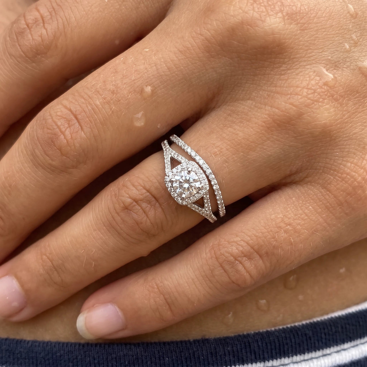 Close-up of the silver ring worn on the skin | SKU: 497080-4.5-silver